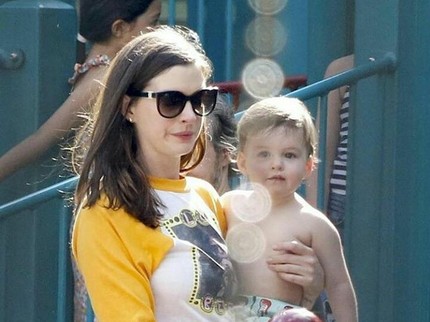 Potret Menggemaskan Putra Semata Wayang Anne Hathaway