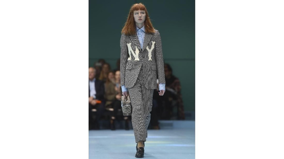 FOTO: 'Drama' Boyong Kepala di Show Gucci Milan Fashion Week