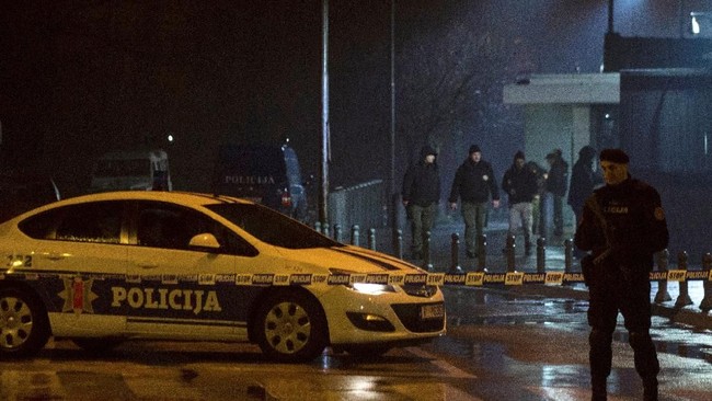 Seorang tak dikenal melemparkan alat peledak yang diduga granat ke Kedubes AS di Podgorica, Montenegro, dan meledakkan dirinya sendiri. 