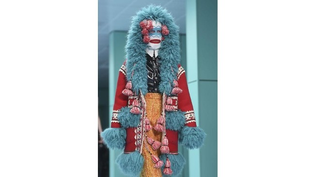 FOTO: 'Drama' Boyong Kepala di Show Gucci Milan Fashion Week
