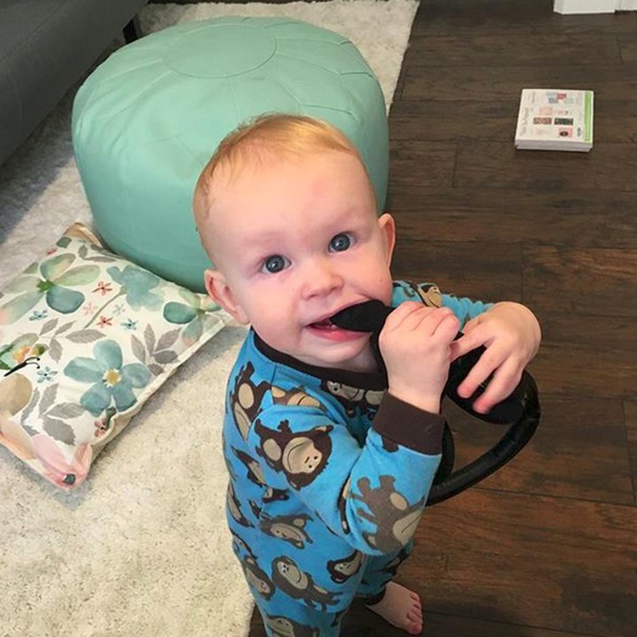 <p>Beginilah ketika headphone turut jadi sasaran gusi anak yang gatal. Hi-hi-hi. (Foto: Instagram/ @everydaymormongirl)</p>