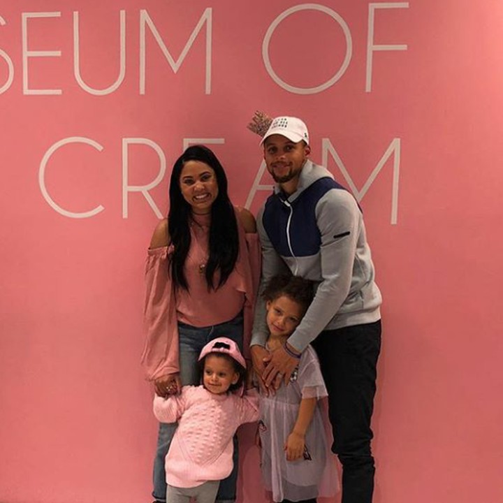 Waktu jalan-jalan ke  Museum of Ice Cream. (Foto: Instagram @stephencurry30)