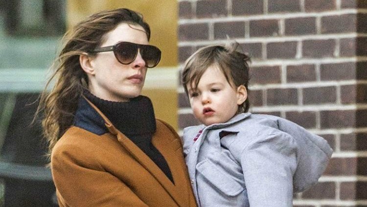 Dukungan di lingkungan kerja pasti bikin ibu menyusui happy. Hal ini juga yang dialami Anne Hathaway.