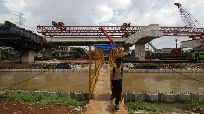 FOTO: Proyek-proyek Jalan Layang yang Sementara 'Tenggelam'