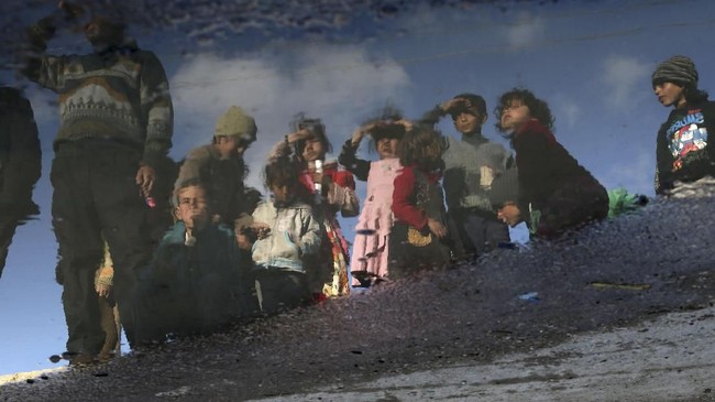 Ribuan warga sipil berhasil keluar dari Ghouta Timur setelah wilayah kekuasaan pemberontak itu dibombardir selama sebulan penuh oleh pemerintah Suriah.