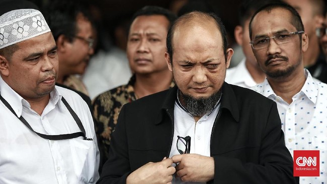 Sidang perdana penyiraman air keras digelar di PN Jakarta Utara. Novel tak bisa hadir karena kondisi mata yang memburuk.