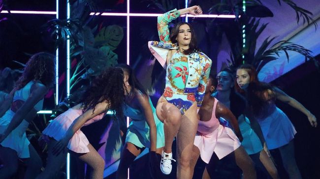 Dua Lipa Menahan Tangis saat Konser di Shanghai Mata Dua Lipa berkaca-kaca saat tampil dalam konser di Shanghai. Ia langsung memberikan pernyataan bernada sedih di atas panggung.