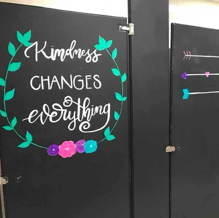 <p>Kamar mandi ini memang sengaja dihias dengan kalimat motivasi. Keren kan, Bun. (Foto: Facebook/ Mary Moose Elementary)</p>