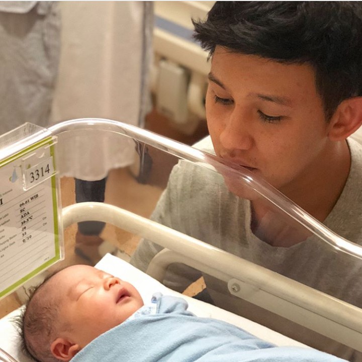 <p>Kayaknya si papa lagi mengagumi betapa miripnya si kecil dengan dirinya, he-he. (Foto: Instagram @sysiio)</p>