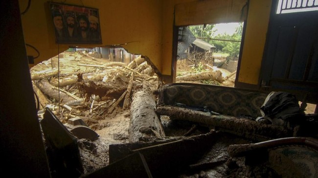 Sebanyak 6 kepala keluarga di bantaran Kali Ancol, Pademangan, Jakut terpaksa mengungsi setelah rumah mereka rusak akibat tanah ambles usai pengerukan sungai.