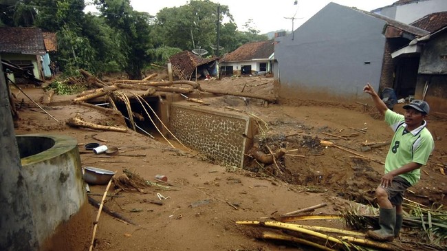 Sebanyak 54 rumah di Sumedang rusak berat karena pergeseran tanah akibat curah hujan tinggi selama berhari-hari.