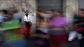 NYALANG: Disergap Waktu dan Ingatan Separuh Jalan Pada galeri foto unik pilihan CNNIndonesia.com pekan ini, ada kisah gadis kecil di Kosovo dan seorang tukang jam antik di kota Bagdad, Irak.