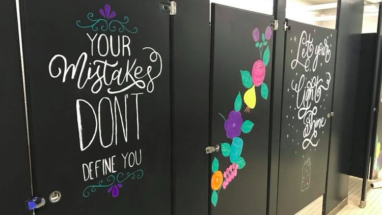 Kalau motivasi buat anak-anak disampaikan lewat kamar mandi, gimana jadinya ya?