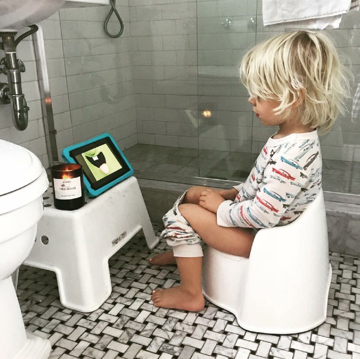 <p>Boleh deh sekali-sekali nonton video sembari toilet training. Hi-hi-hi. (Foto: Instagram/larsfiliphammar)</p>