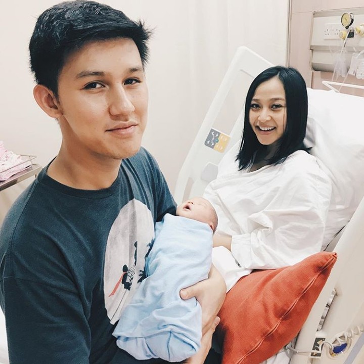<p>Sedang digendong Papa Jevin nih. Tapi nggak lama, Mama Rinni pasti pengen gendong juga. (Foto: Instagram @nordkiano)</p>