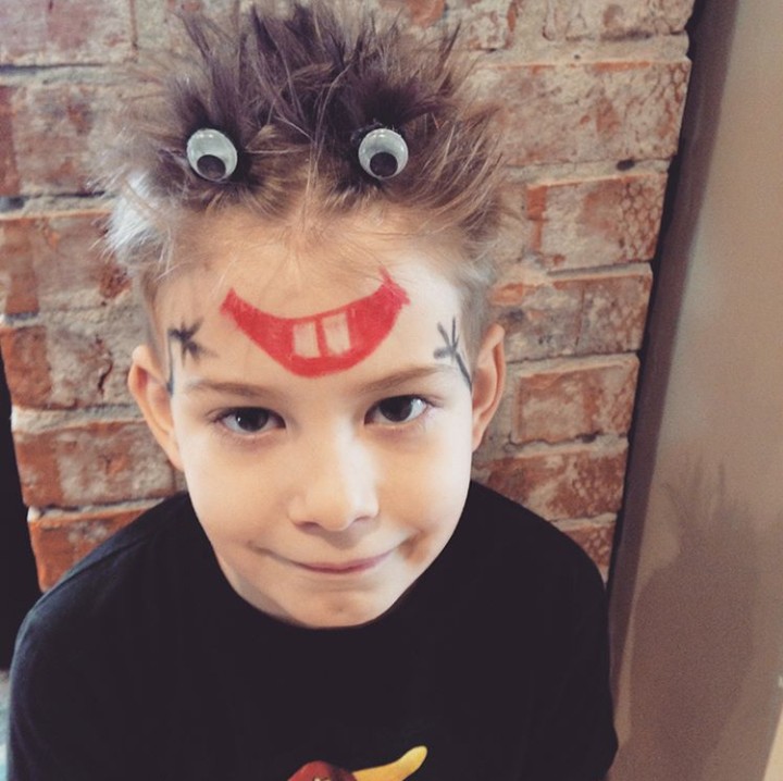 <p>Kyaaa ada monsteeer! Cukup kreatif kan, Bun? Ya, di Crazy Hair Day, rambut anak-anak didandani sekreatif mungkin. (Foto: Instagram @erinsiebring)</p>