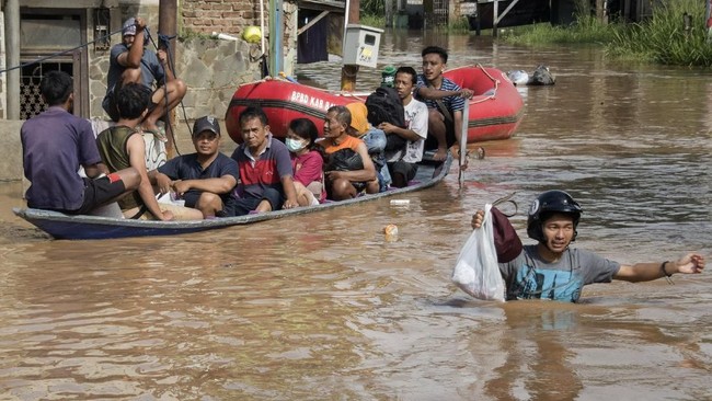 Banjir bandang terjadi di Kecamatan Kertasari, Kabupaten Bandung. Sebanyak 179 orang terdampak banjir sejak Jumat (6/12) sore.