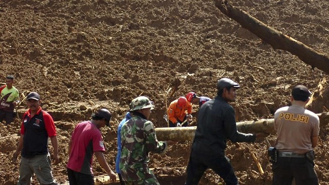 Sebanyak lima penambang emas ilegal tewas tertimbun longsor dan satu penambang lain masih hilang dalam musibah di Desa Bakan, Sulawesi Utara, pada Minggu (3/6).