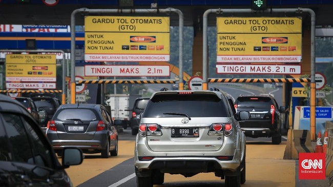 Dirlantas Polda Metro Jaya Kombes Yusuf menyatakan sedang mencari tahu identitas oknum petugas penyerobot pintu tol yang videonya viral di media sosial.