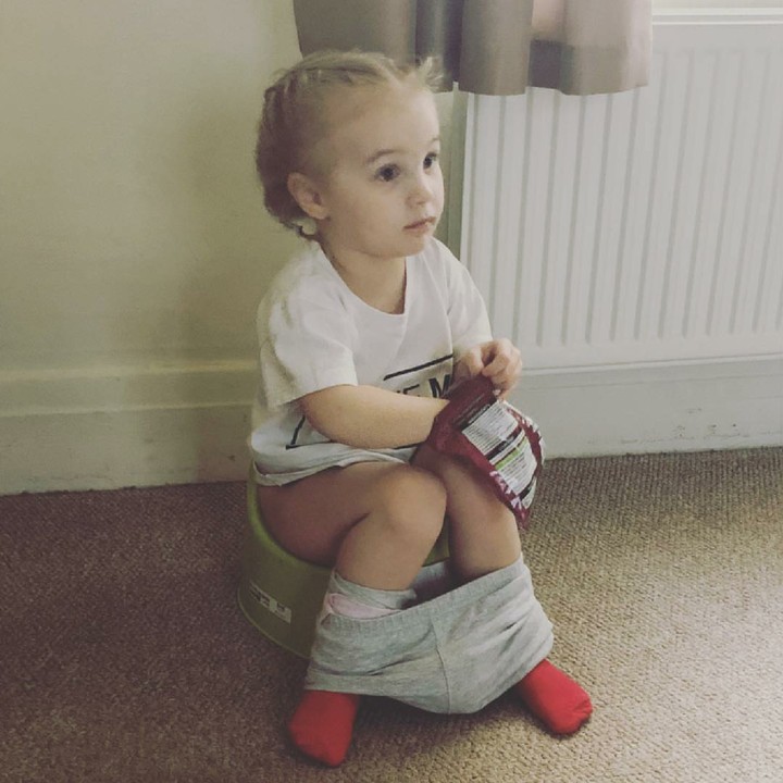 <p>Ada-ada aja kamu, Nak. Ngemil sambil toilet training. (Foto: Instagram/massey_17)  </p>