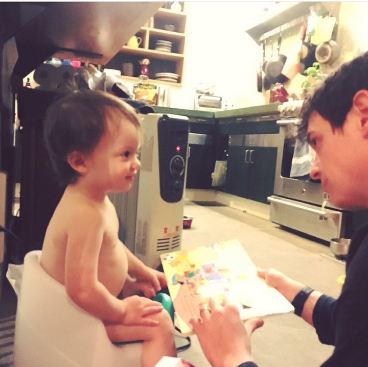 <p>Hmm, si kecil lagi serius ngomongin apa sih sama ayahnya? (Foto: Instagram/bridbeck2)  </p>