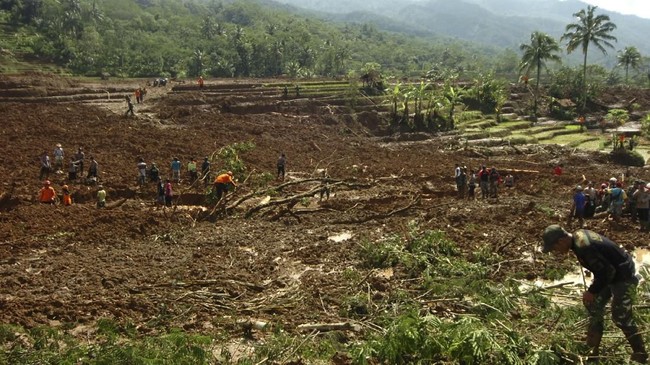 Tujuh dari satu keluarga diyakini tertimbun longsor di Nias Selatan, Sumatera Utara. Saat ini baru satu orang ditemukan dalam kondisi meninggal.