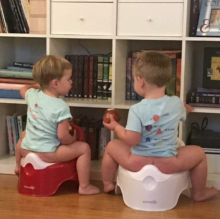 <p>Toilet training untuk kakak dan adik sekaligus? Kenapa nggak. (Foto: Instagram/sarah_jaybird)  </p>