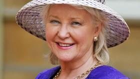 Mengenal Angela Kelly, Penata Busana Pribadi Ratu Elizabeth