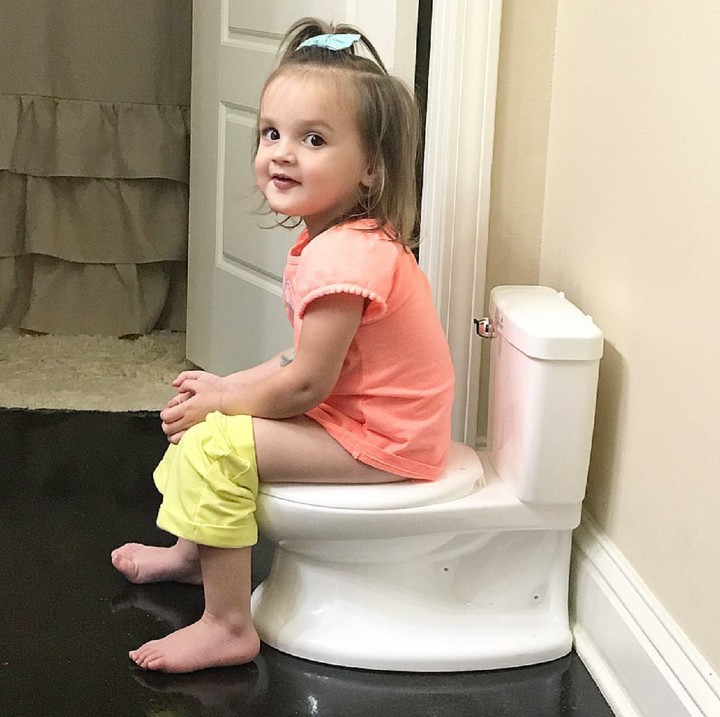 <p>Lagi toilet training tetap harus senyum dong! (Foto: Instagram/kelskantz)  </p>