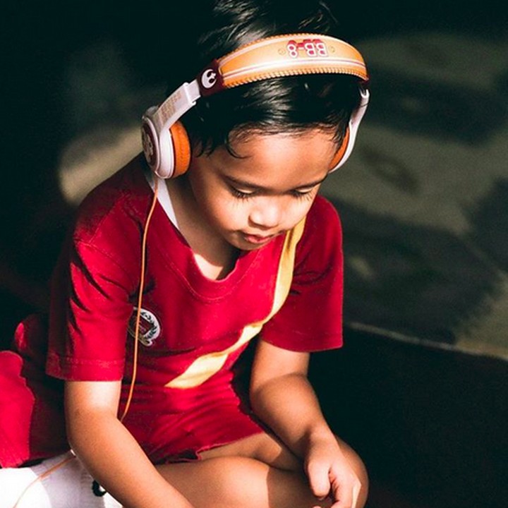 <p>Sst, ada yang lagi serius ndengerin musik nih. (Foto: Instagram/ @dr_tompi)</p>
