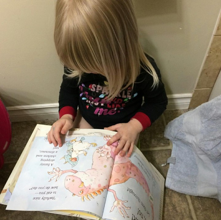 <p>Wah, hebat banget! Anak ini menyempatkan baca buku di sela-sela waktu toilet training-nya. (Foto: Instagram/sallylloydjones)  </p>