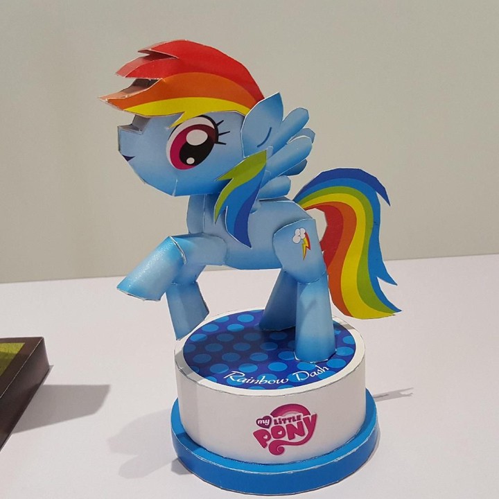 <p>Nah, Little Pony ini juga terbuat dari kertas. Sekilas mirip cup cake dengan hiasan berbentuk Little Pony.</p>