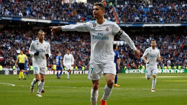 Real Madrid sukses mengalahkan Deportivo Alaves 4-0 dan naik ke posisi ketiga klasemen La Liga. Trio BBC borong semua gol kemenangan Los Blancos.