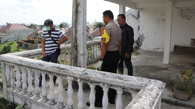 Polisi mengidentifikasi butiran putih di dekat jenazah mantan Wakapolda Sumut Kombes (Purn) Agus Samad. Polisi belum dapat mengungkap kasus kematian Samad.