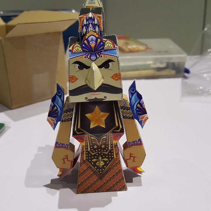 <p>Ada yang tahu siapa nama tokoh wayang ini? Ya, betul, Gatotkaca.</p>