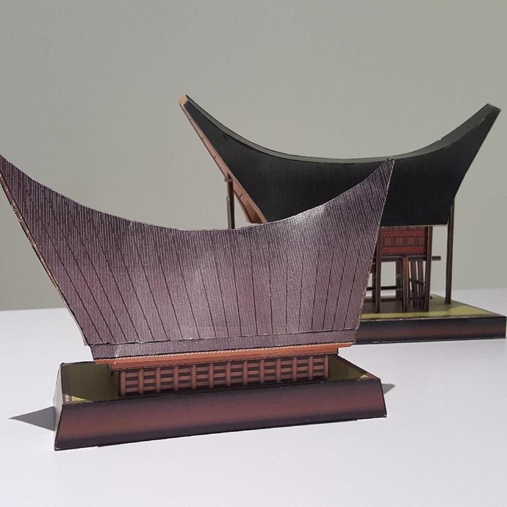 <p>Bahkan miniatur rumah adat juga bisa dibikin dari kertas. Cara membuatnya gimana? Awalnya dibuat dulu sketsanya, lalu dibikin modelling 3D-nya, kemudian dibuka di media datar, diberi tekstur, diprint, dipotong sesuai pola, dan ditempel dengan presisi yang tinggi.</p>