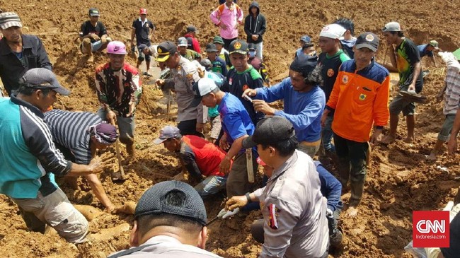 Longsor di Bandung Barat menelan sedikitnya dua korban jiwa, di mana satu korban sudah ditemukan, sementara satu lagi masih dalam pencarian.