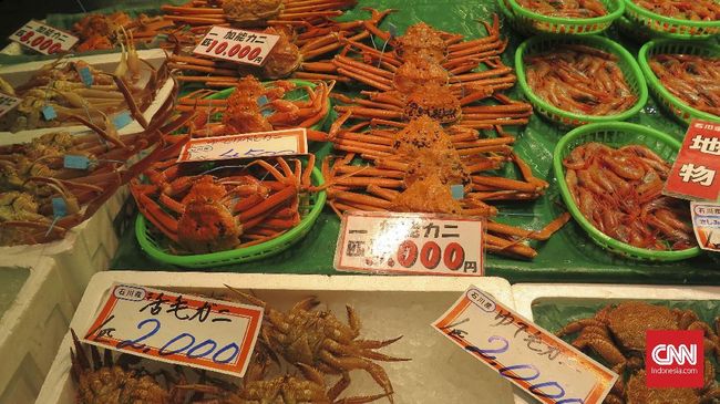 Hasil laut di Jepang biasanya diperoleh di pasar-pasar yang berada dekat dengan pelabuhan, salah satunya adalah pasar Omicho.