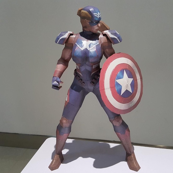 <p>Nggak nyangka ya figur Captain America ini terbuat dari kertas. Iya, Bun, cuma kertas.</p>