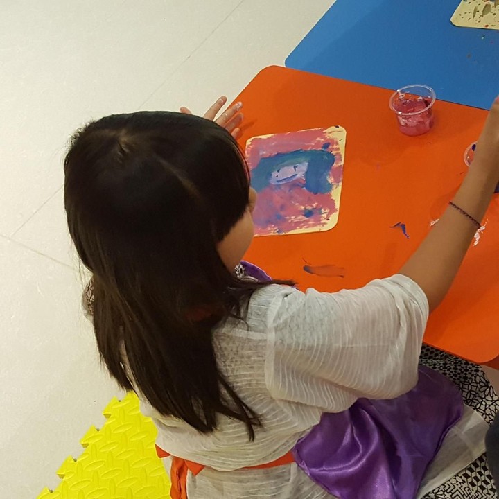 <p>Nah, kalau anak ini melukis wajah. Gimana, bagus kan, Bun? Kegiatan ini merupakan kegiatan Weekend at The Museum: Art Workshop For Kids and Teens yang digelar Museum Ciputra Artpreneur di Ciputra World 1 Jakarta, Jl Prof. Dr. Satrio Kav. 3-5, Karet Kuningan, Jakarta.</p>