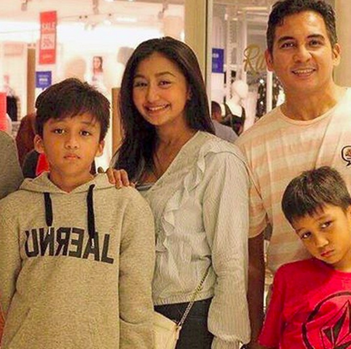 <p>Frans dan Amara menikah sejak tahun 1999. Berarti, udah 19 tahun nih, Bun, mereka mengarungi bahtera rumah tangga.   (Foto: Instagram/ @amaranggana)</p>