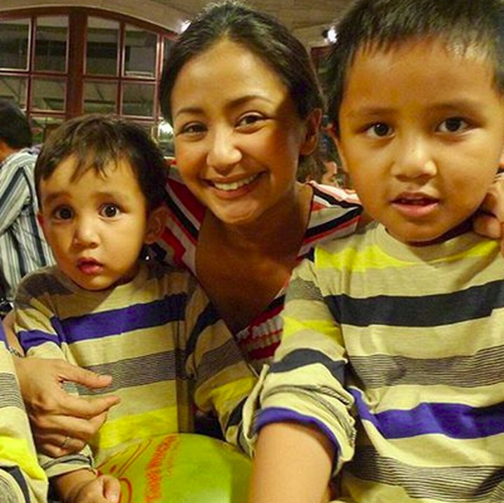 <p>Throwback saat Mahija, Janitra dan Rajaswa masih kecil. Cute banget ya mereka, Bun!  (Foto: Instagram/ @amaranggana)</p>