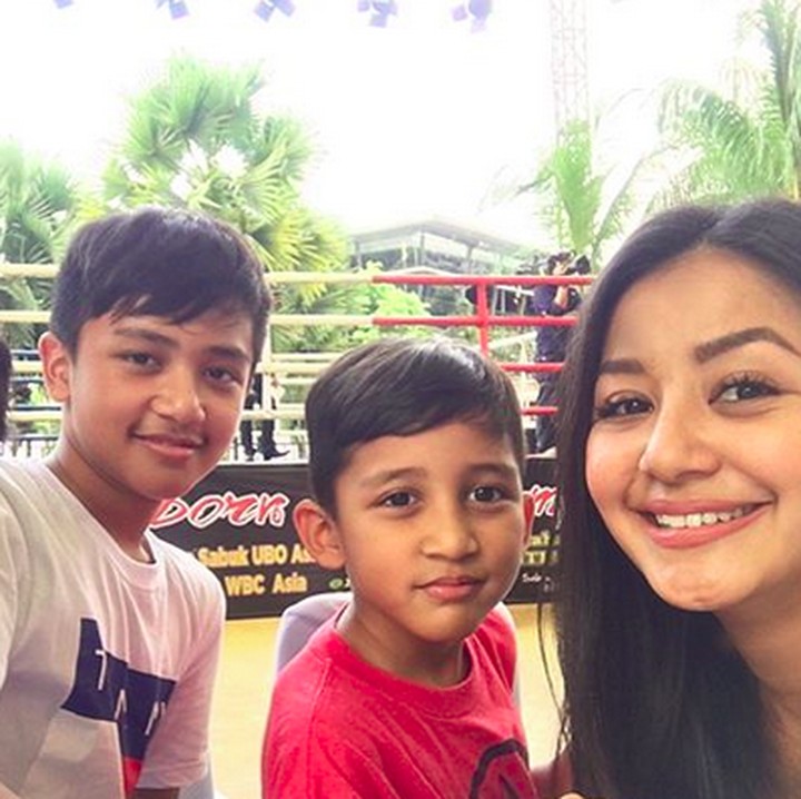 <p>Ketiga anak Frans dan Amara ini lebih mirip ayah atau bundanya ya?  (Foto: Instagram/ @amaranggana)</p>