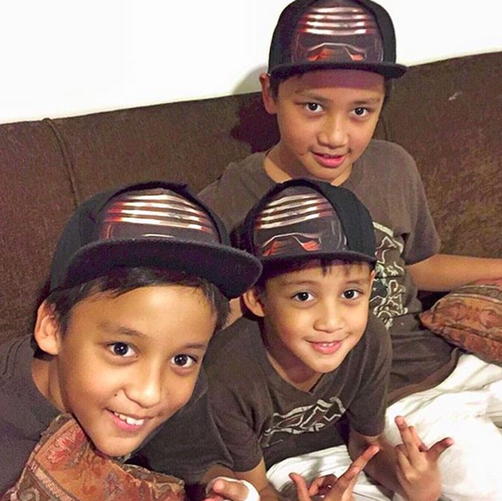 <p>Tuh, ganteng-ganteng banget kan, Bun, tiga jagoannya Bunda Amara dan Ayah Frans. He-he-he.  (Foto: Instagram/ @amaranggana)</p>