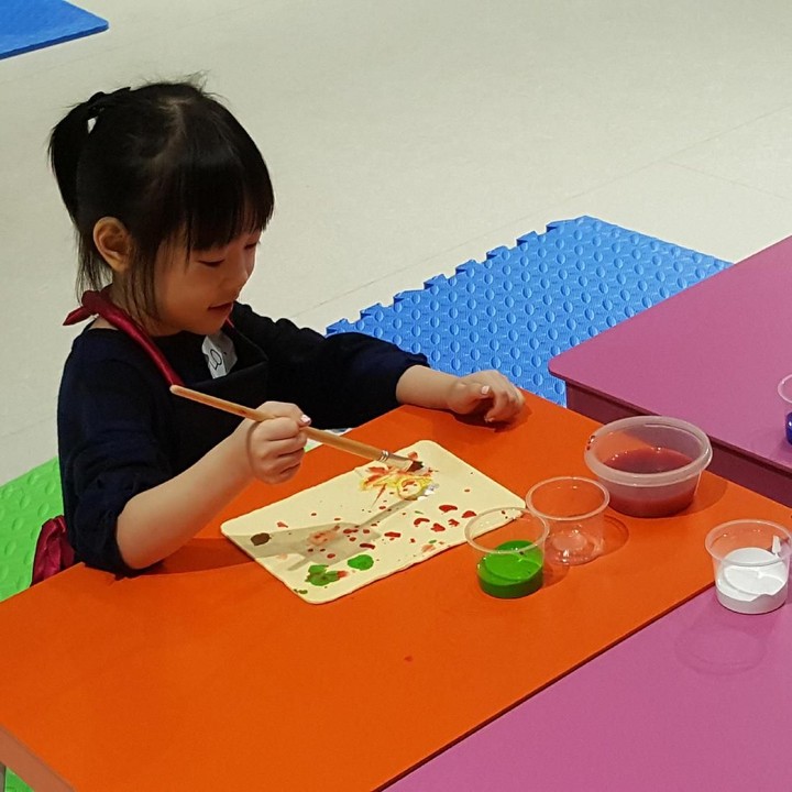 <p>Wah serunya si kecil bermain warna. Dia tahu lho mencampur merah dan biru bisa menghasilkan warna baru yaitu ungu. Pintarnya kamu, Nak. Oh ya, Bun, menurut Community and Outreach Programme Executive Ciputra Artpreneur, Kennylia S. Koentoyo, kegiatan kali ini bertemakan recycle art. Harapannya anak akan lebih mengenal seni dan lingkungan.</p>