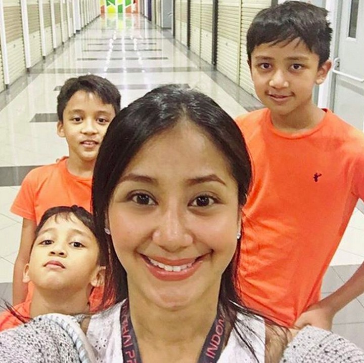 <p>Wefie dulu ah sama bunda.  (Foto: Instagram/ @amaranggana)</p>