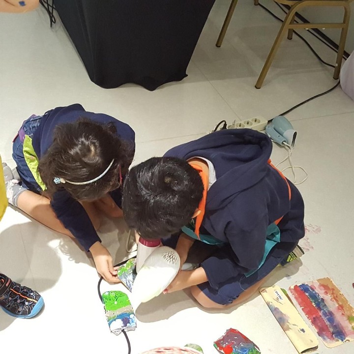<p>Kalau sudah selesai dilukis, kertas dan kalengnya dikeringkan menggunakan hair dryer ya. Kegiatan ini juga mendorong kemampuan bahasa dan sosialisasi anak, karena mereka ketemu dengan teman-teman baru.</p>