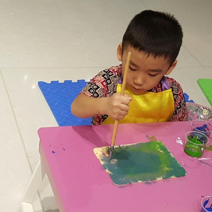 <p>Si kecil sedang serius bikin background warna hijau nih. Untuk pekan ini acara berlangsung pada 24 dan 25 Februari 2018, mulai pukul 10.00-12.00 WIB.</p>