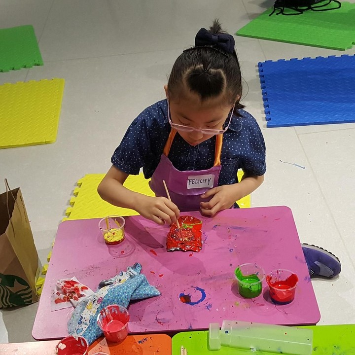 <p>Kaleng bekas yang dijadikan media lukis sudah dipres, Bun. Anak-anak bebas melukis apa saja. "Harapannya dimulai dari hal sederhana, anak bisa menyukai seni dan peduli lingkungan," ucap Kennylia.</p>