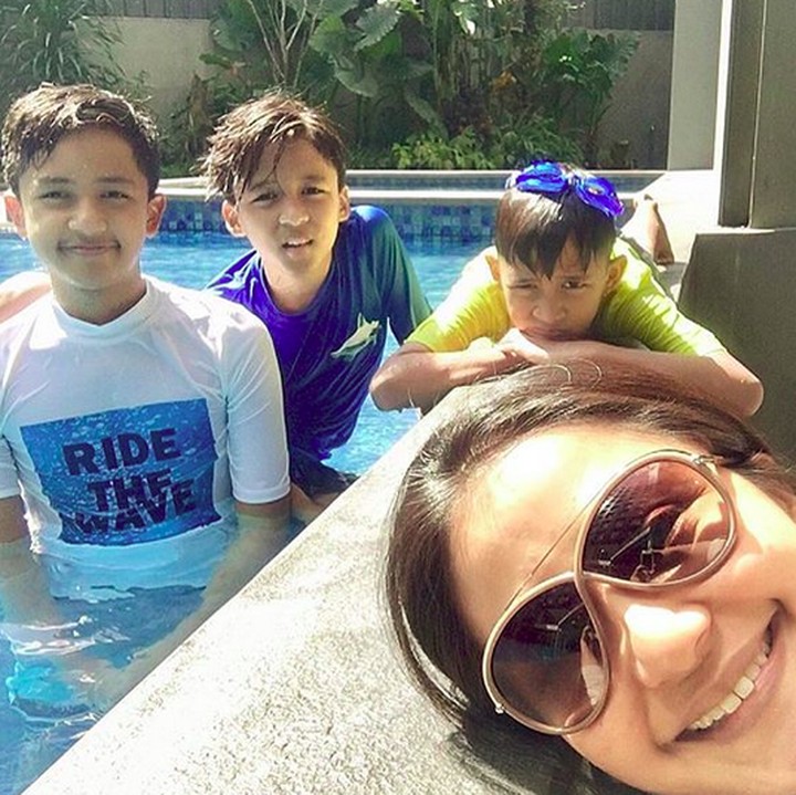 <p>Ini dia tiga anak laki-laki Frans dan Amara. Mahija Nathaniel Sambarana Aryantawira (13), Janitra Nathaniel Sambawikrama (11) dan Rajaswa Nathaniel Mohede (9). (Foto: Instagram/ @amaranggana)</p>